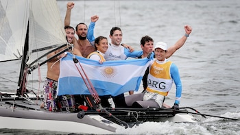 Carranza y Lange junto a los hijos del regatista y parte del equipo (Nicolás Stulberg)