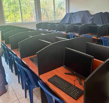 Aula de computación equipada en