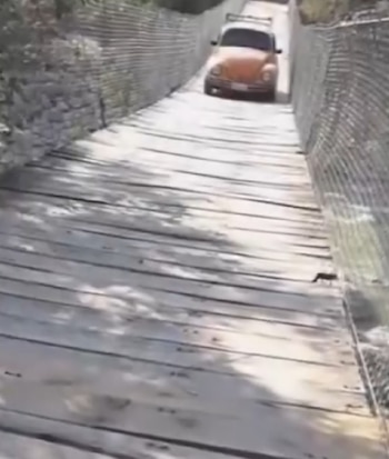 Transporte público en puente colgante San Mateo Yucutindo, Oaxaca