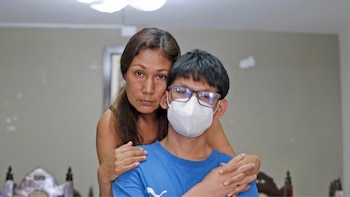 Roxana Pino Ramírez junto a