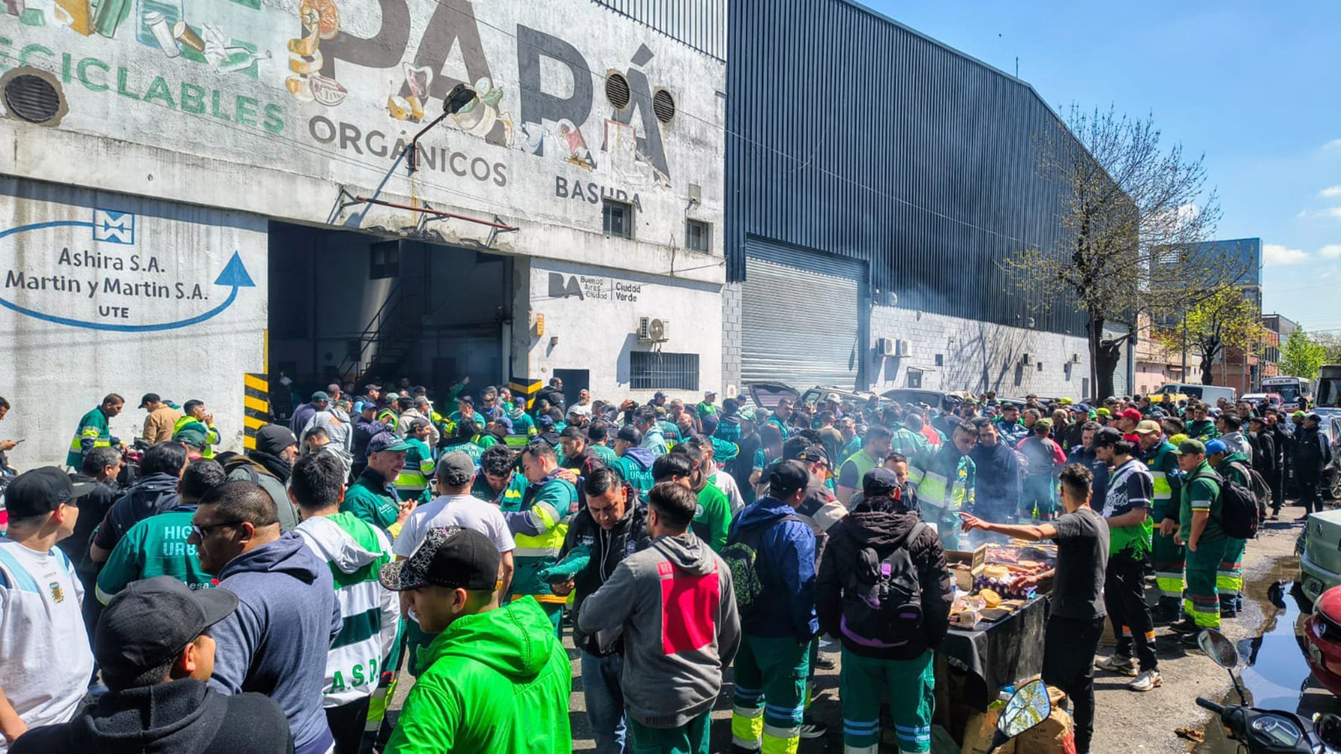 Los trabajadores de recolección de residuos llegan al predio donde se hizo la asamblea del Sindicato de Camioneros