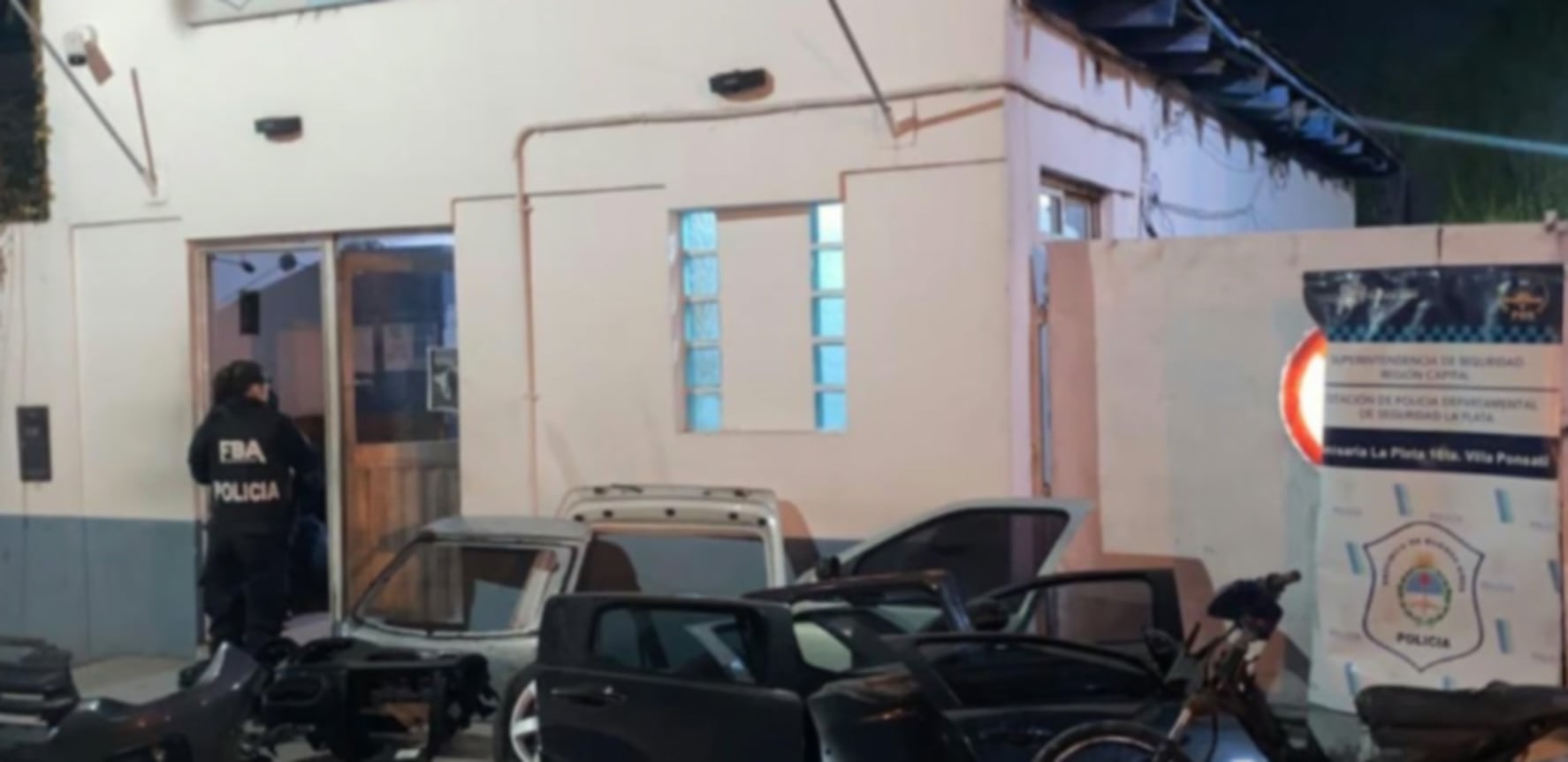 La Policía secuestró autopartes, cuatro puertas con numeración suprimida y una moto con la identificación eliminada durante los procedimientos. (0221)
