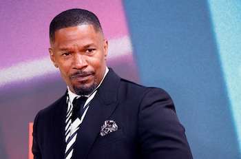 Jamie Foxx volvió al hospital para agradecer a las 60 enfermeras que lo atendieron y celebró en rehabilitación el compromiso de Corinne Foxx con Joe en Chicago (REUTERS)