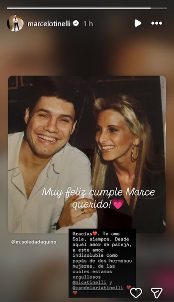 Fotografía retro de Marcelo Tinelli, sonriente, con camisa blanca, junto a Soledad Aquino, de cabello rubio, sonriendo y con aros de argolla