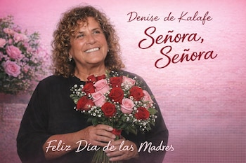Mujer sonriente con cabello rizado sostiene un ramo de rosas rojas y rosadas. Fondo rosa con texto "Denise de Kalaffe Señora, Señora" y "Feliz Día de las Madres".