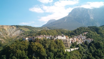 El pueblo escondido a los pies de una montaña que es un tesoro artístico: rutas de senderismo y una tradición cerámica del siglo XVI