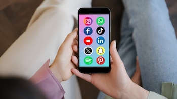 Con el tiempo, las redes sociales pasaron de ser espacios de interacción a convertirse en canales para informarse, conectar comunidades y acercar marcas a sus usuarios.