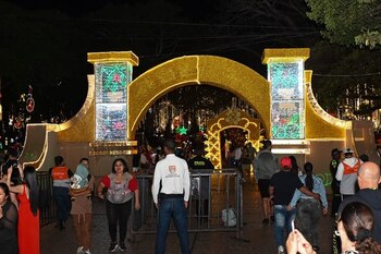 El alumbrado navideño se extiende por varios barrios de Cali, creando una experiencia integral para sus visitantes - crédito Alcaldía de Cali