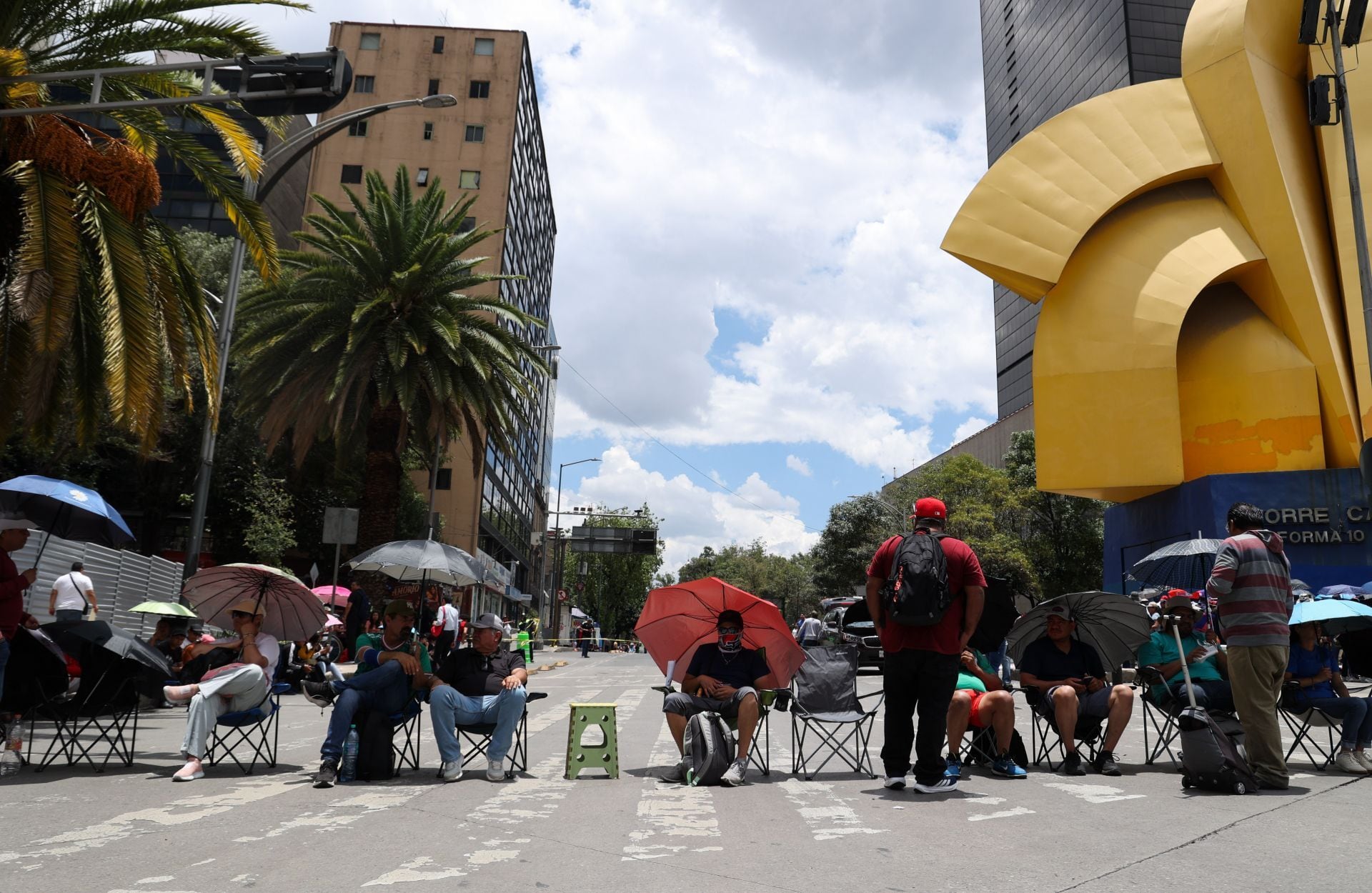CIUDAD DE MÉXICO, 12JUNIO2026.- Maestros y maestras de la Coordinadora Nacional de Trabajadores de la Educación (CNTE) bloquearon de nueva cuenta el cruce de avenida Juárez y Bucareli como parte de las protestas que mantienen en exigencia de la derogación de la Ley del ISSSTE, la Reforma Educativa y el sistema de pensiones.
FOTO: GALO CAÑAS/CUARTOSCURO.COM