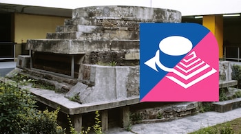 Una pirámide escalonada de piedra, vegetación y una estructura de edificio, junto a un logo gráfico azul y rosa con una burbuja, un brazo y una pirámide.