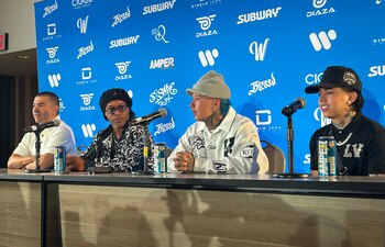 El exjugador de fútbol, el colombiano Víctor Hugo Aristizábal (i), la leyenda mundial del fútbol, Ronaldinho Gaucho (2-i), el cantante Blessd (2-d) y el streamer Westcol hablan durante una rueda de prensa con motivo del "partido de estrellas" en Miami, Florida (EEUU). EFE/Lorenzo Castro