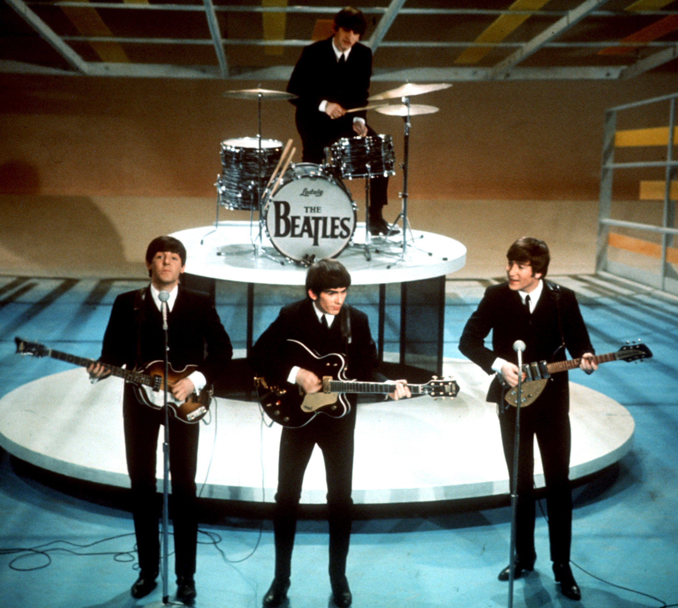 Los Beatles actúan en el