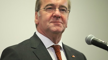 El ministro de Defensa pide