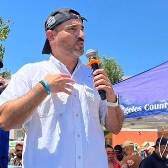 Wilber Francisco Alabi formaliza su postulación como precandidato a diputado por la diáspora salvadoreña en el proceso interno de Nuevas Ideas. (Foto cortesía)