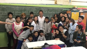 El Muñeco posó en el aula con los chicos (Foto: @BiblioFutbolera)