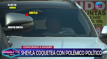 Parte frontal de vehículo blanco con persona en su interior. Textos: 31/07/26, Surco, Sheyla, Casa de Sheyla, Magaly TV, Sheyla coquetea con político, ATV vivo
