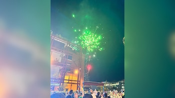 Fuegos artificiales y una multitud: