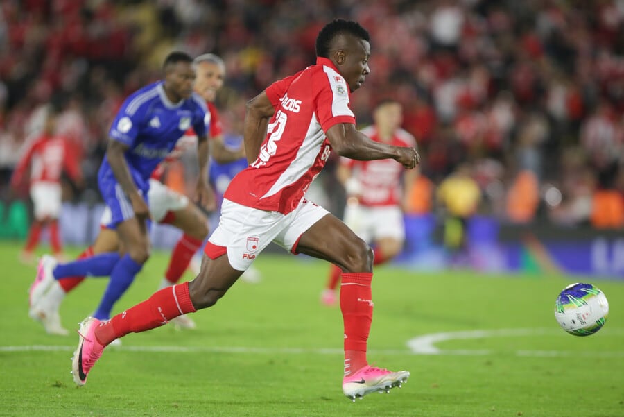 Santa Fe derrotó a Millonarios por 3-2 en el clásico de la fecha 16 de la Liga BetPlay y reordenó la parte alta de la tabla-crédito Cristian Bayona/Colprensa