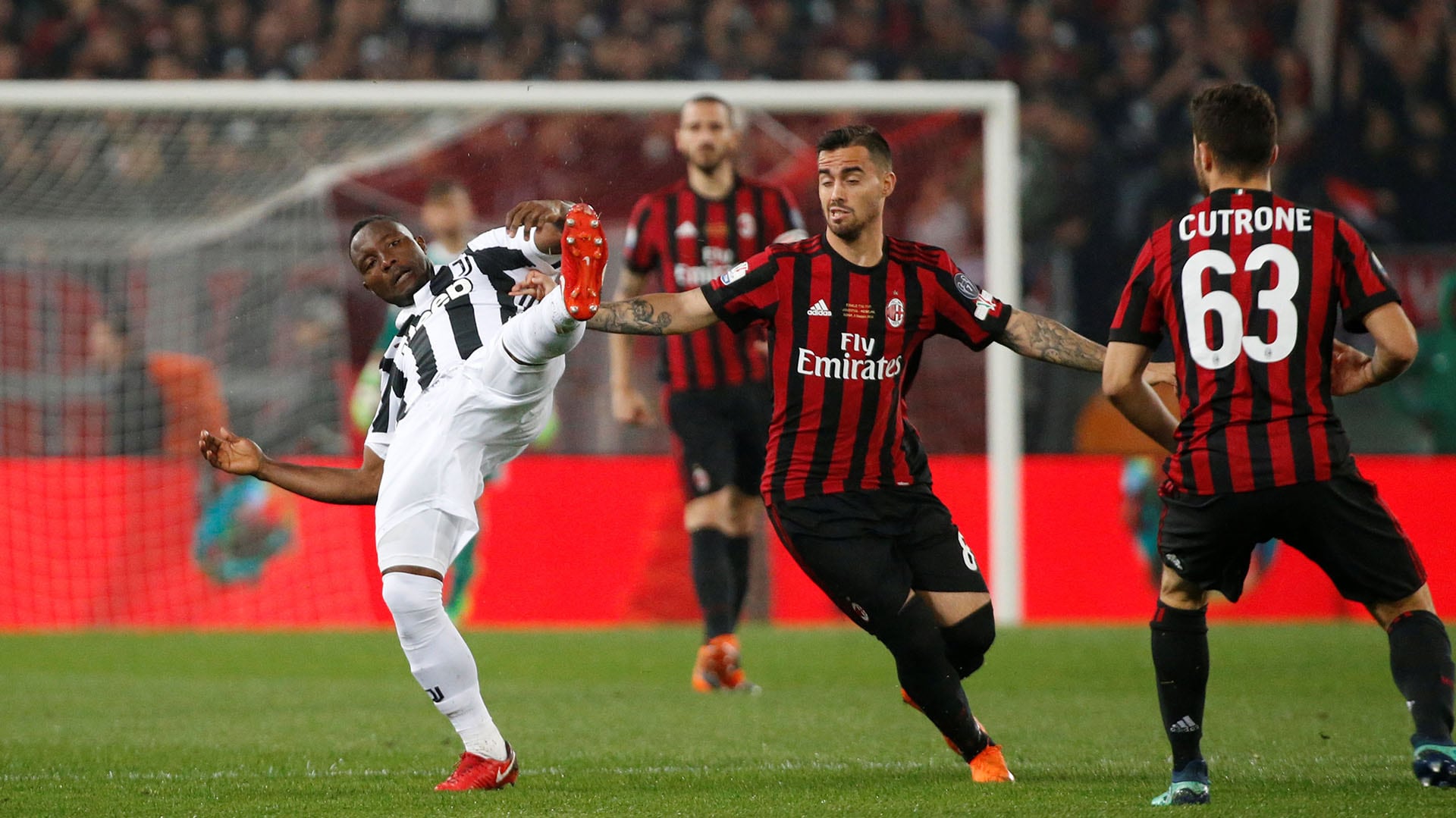 Dos de los equipos más importantes del futbol italiano se enfrentan en uno de los duelos más atractivos del fin de semana en Europa. (REUTERS/Stefano Rellandini)