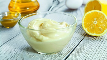Cómo hacer alioli de ajos asados y aceite de oliva: una receta más suave que no repite