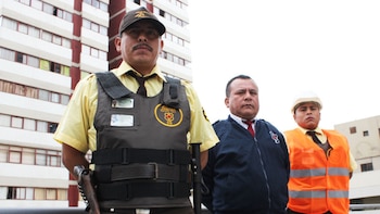 Aprueban que vigilantes y trabajadores que laboran de pie cuenten con asiento para descansar