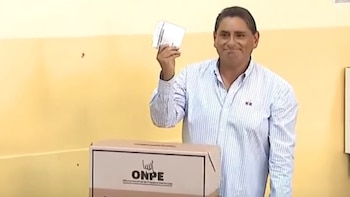 Carlos Álvarez asistió a votar a primera hora en un colegio de San Isidro. Latina