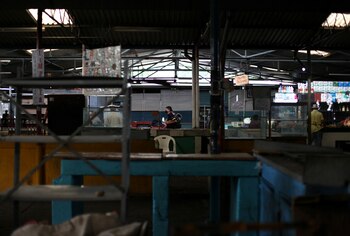 Un hombre camina en un