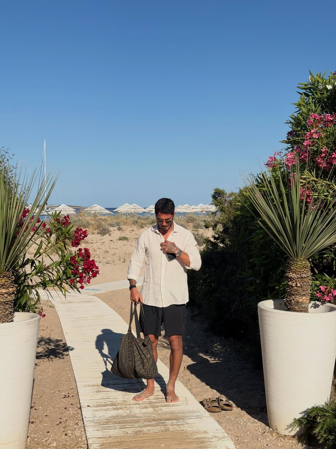 Camisa blanca, traje de baño azul y un bolso fueron los elegidos por Figal para pasar un día a orillas del mar
