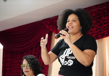Samara Martins, candidata presidencial de Unidad Popular, durante la campaña electoral en Brasil