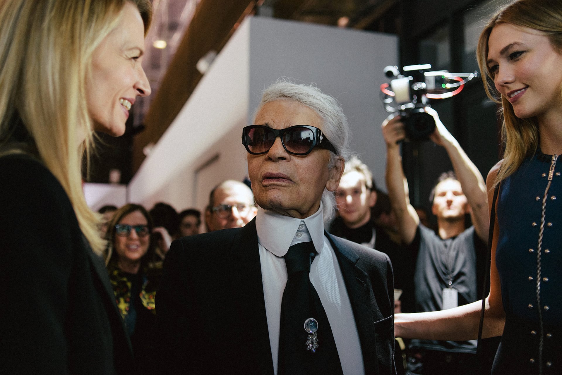 La muerte de Karl Lagerfeld en París en 2019 cerró una etapa de la moda contemporánea, aunque su legado sigue presente en las casas de lujo que combinan patrimonio, espectáculo e imagen global (Dmitry Kostyukov/The New York Times)