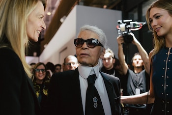 La muerte de Karl Lagerfeld en París en 2019 cerró una etapa de la moda contemporánea, aunque su legado sigue presente en las casas de lujo que combinan patrimonio, espectáculo e imagen global (Dmitry Kostyukov/The New York Times)