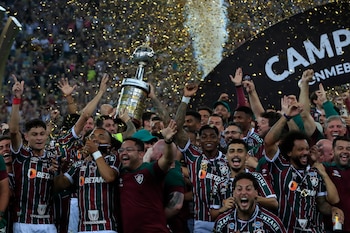 Jugadores de Fluminense levantan el