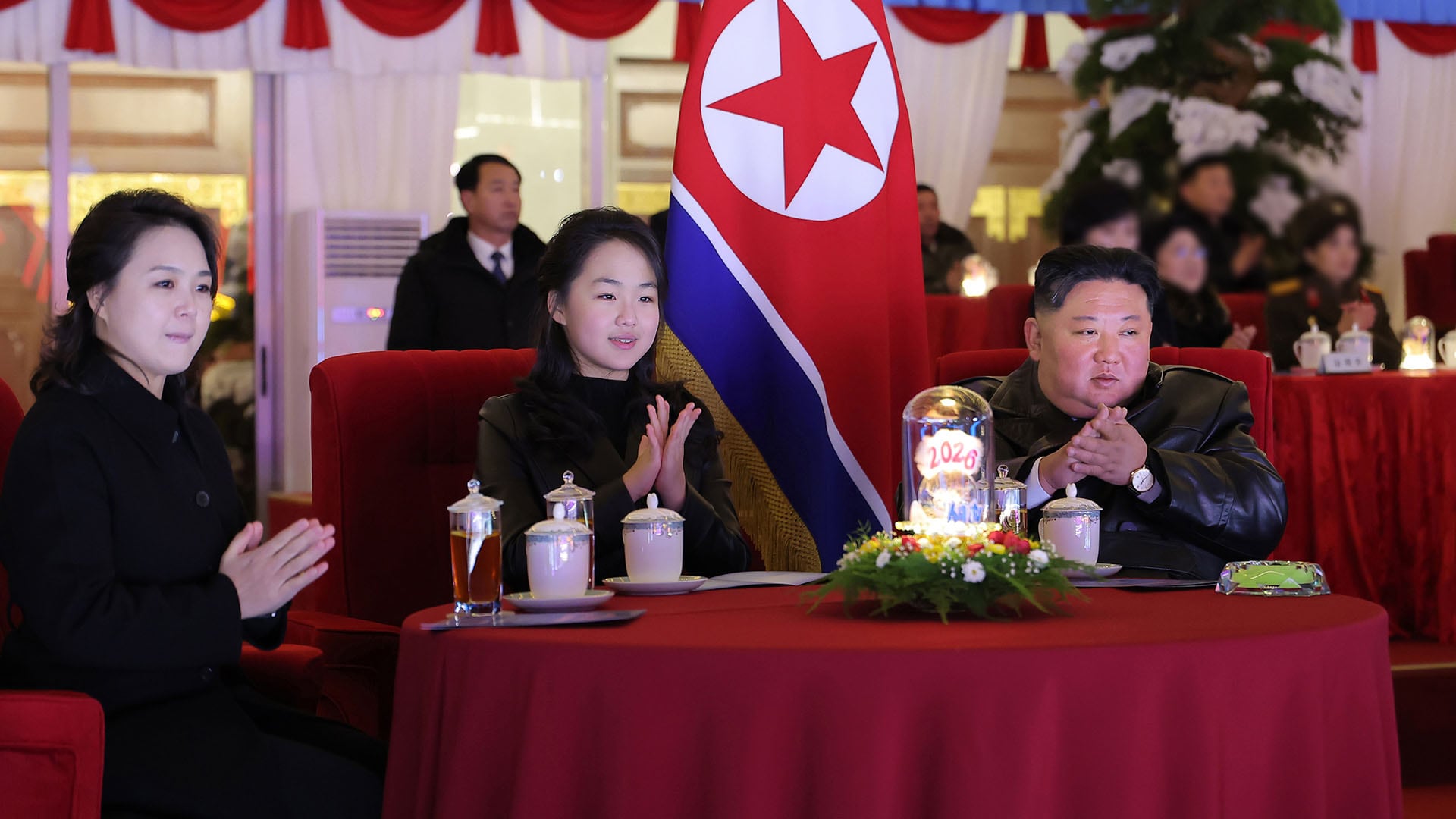 Una fotografía difundida por la Agencia Central de Noticias de Corea del Norte (KCNA) muestra al líder norcoreano Kim Jong Un (dcha.), su hija Kim Ju-ae (centro) y su esposa Ri Sol-ju (EFE)
