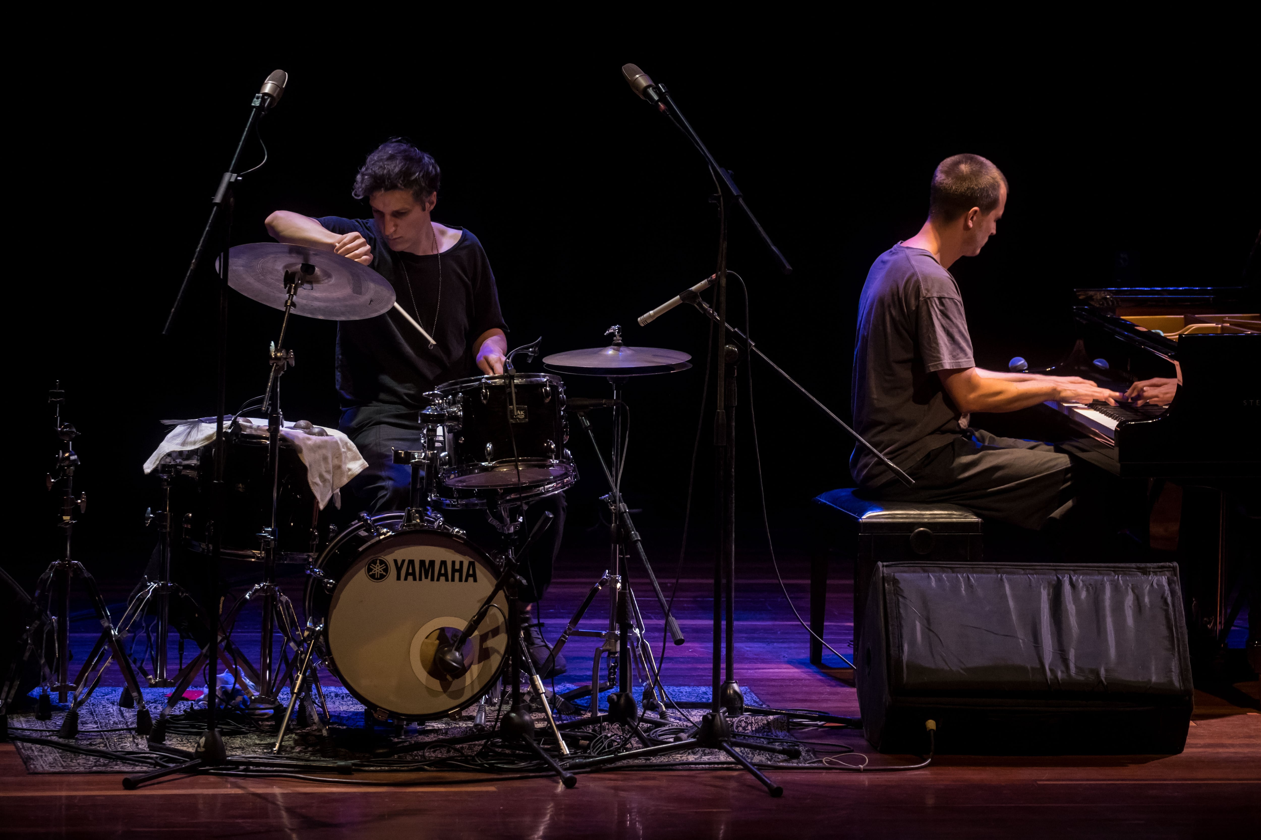 Los integrantes del dúo suizo Hely, el baterista Jonas Ruther (i) y el pianista Lucca Fries, actúan durante la inauguración de la segunda edición del Festival Eurovenezolano de Jazz, hoy, en Caracas (Venezuela). EFE/ Miguel Gutiérrez