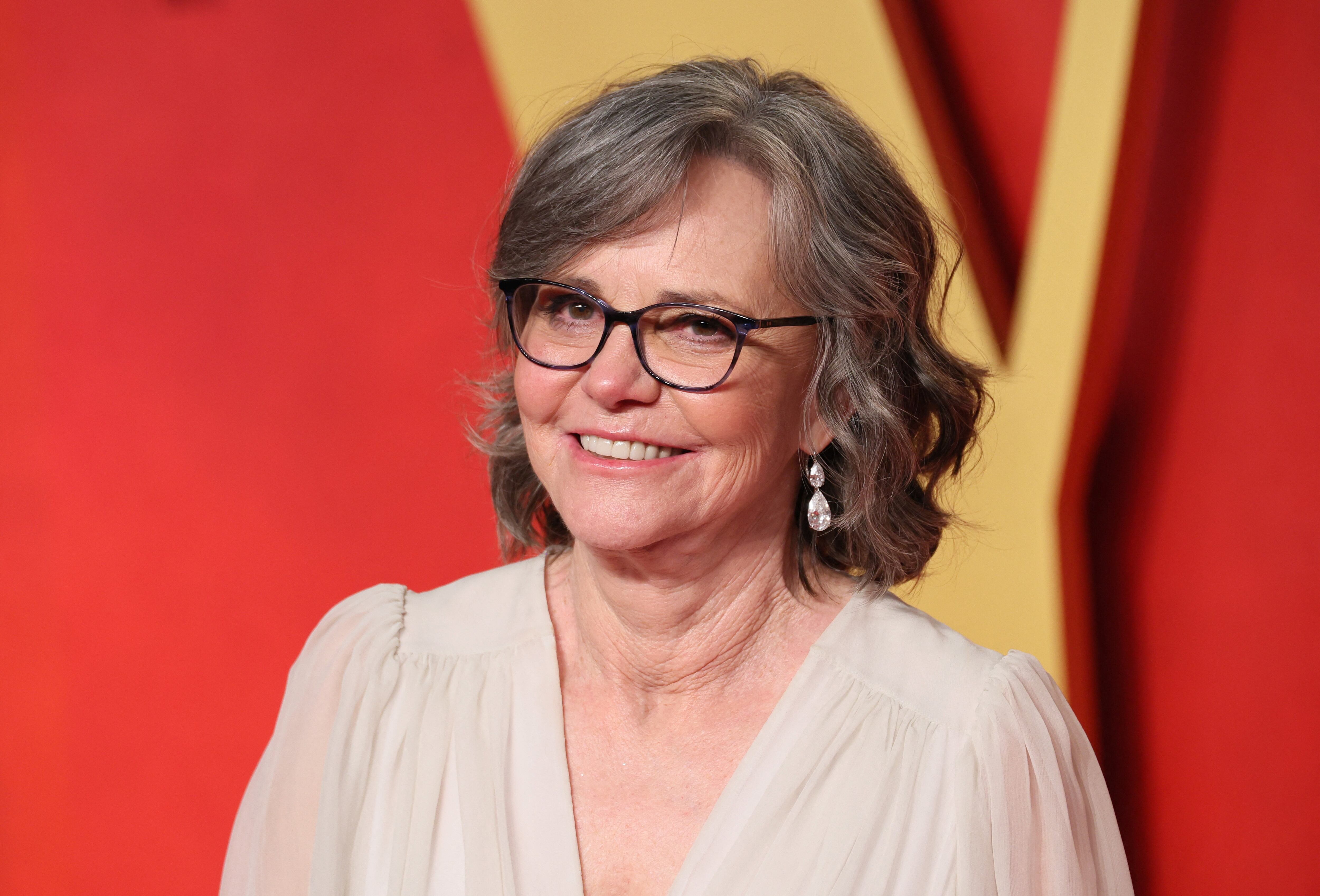 Sally Field es defensora de la comunidad LGBTQ y portavoz de la salud ósea (REUTERS)