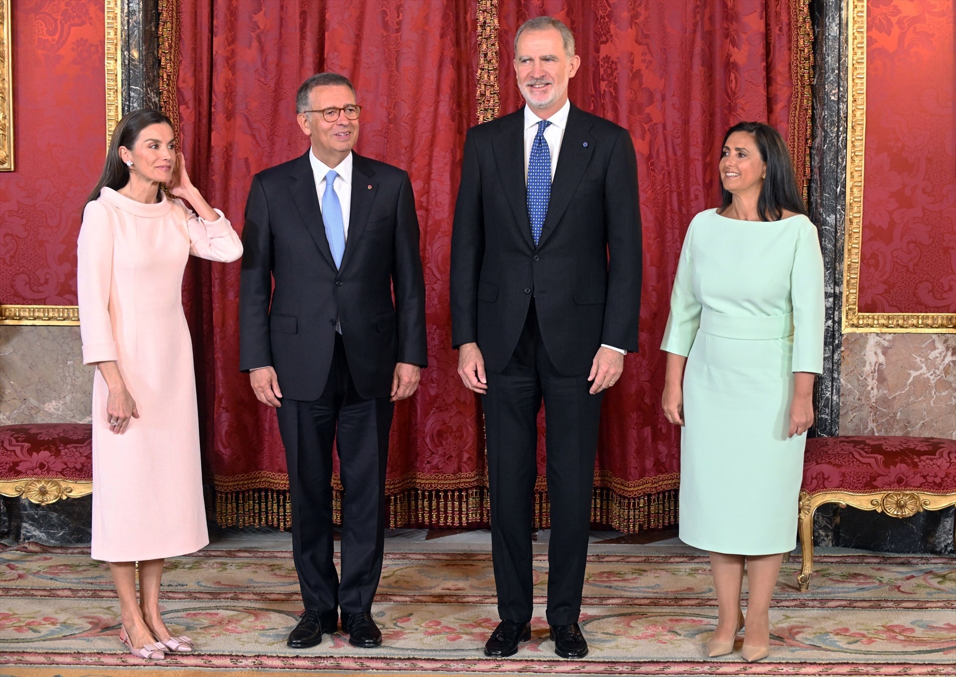 La reina Letizia, el presidente de la República Portuguesa, António José Seguro, el rey Felipe VI y la primera dama, Margarida Maldonado, durante la audiencia ofrecida en el Palacio Real (José Oliva / Europa Press)
