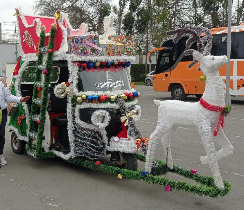Vecinos y transeúntes no dudan en tomarse fotos con la mototaxi viral, símbolo del ingenio y la alegría navideña peruana. Foto: TikTok/ Mewing2024