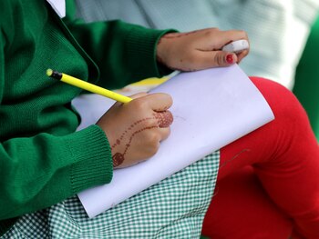 Seis centros educativos interrumpieron sus actividades después de recibir correos similares, apenas cuatro días después de que trece colegios fueran evacuados por avisos que resultaron ser falsos (EFE/PIYAL ADHIKARIO/ARCHIVO)