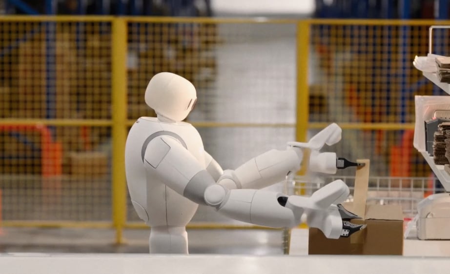 Taku, el robot humanoide de Dyna Robotics, protagonizó el toque de campana de cierre en el Nasdaq MarketSite de Times Square, Nueva York. (Dyna Robotics)