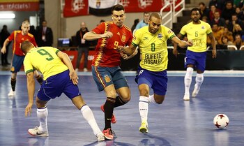 04/11/2020 Sergio Lozano intenta llevarse la pelota ante Leo Santana en uno de los amistosos entre la selección española y Brasil de 2019
EXTREMADURA ESPAÑA EUROPA DEPORTES CÁCERES
RFEF