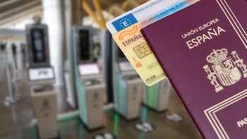 Un DNI, un pasaporte y un control biométrico en el aeropuerto