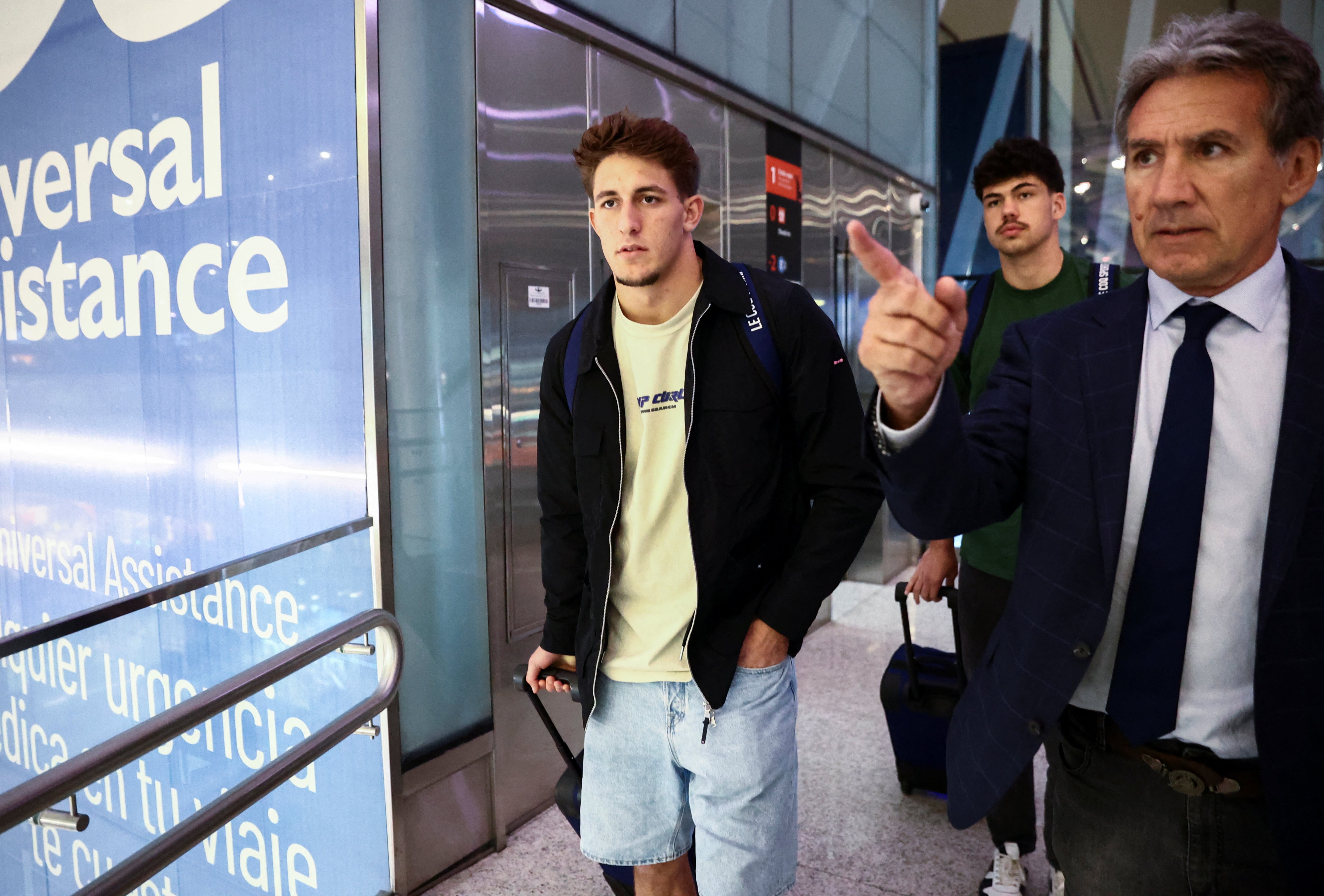 Ezeiza, 3 de septiembre de 2024: Oscar Jégou y Hugo Araudou dejan la Argentina acompañados de su abogado defensor, Rafael Cúneo Libarona (REUTERS/Tomas Cuesta)
