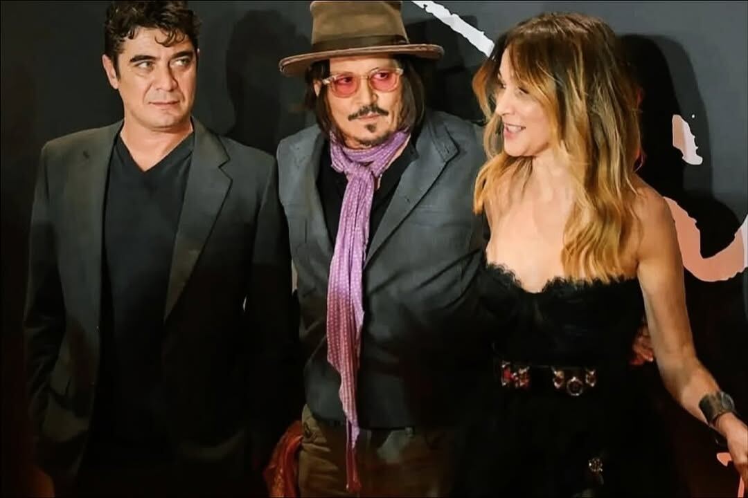 La conductor junto a Johnny Depp y el actor Riccardo Scamarcio en la premier en La Plata de Modigliani, tres días en Montparnasse