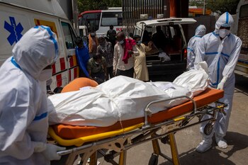 Los familiares llevan el cuerpo