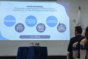 Asistentes observan una presentación sobre