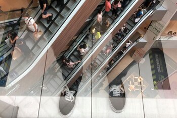 FOTO DE ARCHIVO. Personas transitan