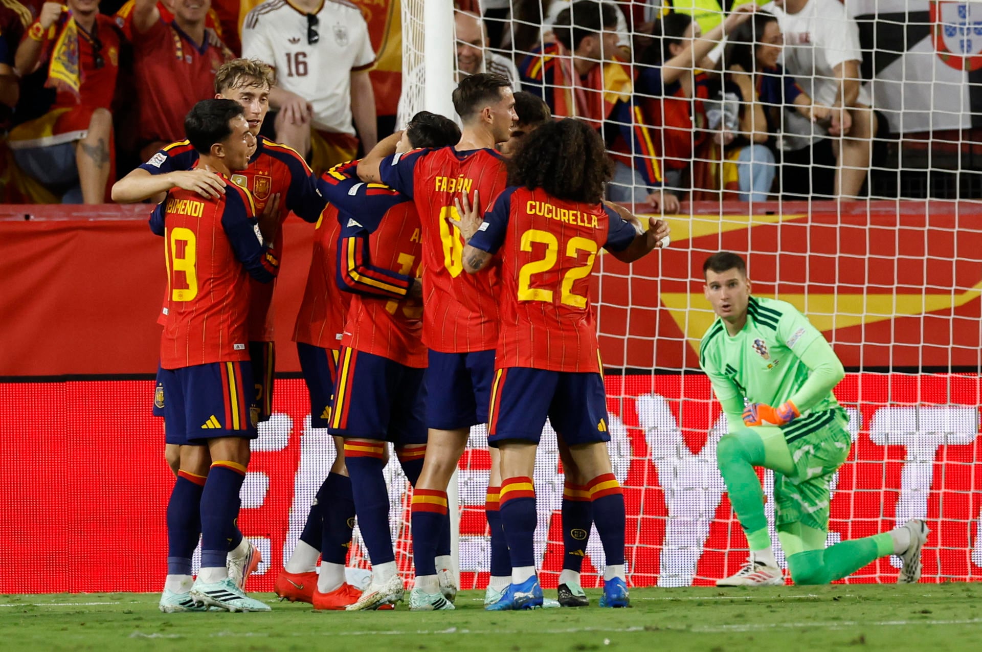 Los jugadores de la selección española celebran el gol de Pubill ante Croacia. (EFE/Julio Muñoz)