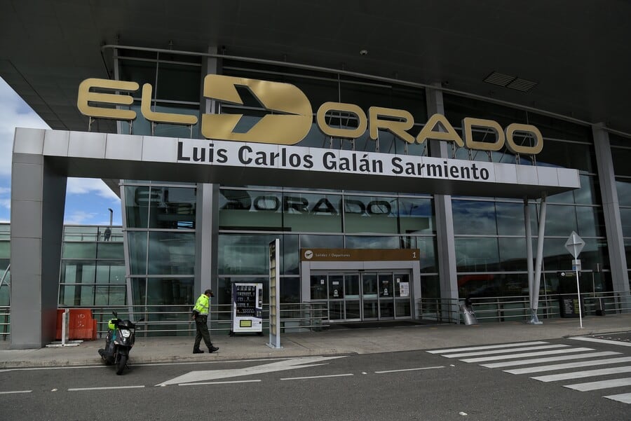 Un procedimiento policial permitió encontrar tecnología utilizada para rastrear envíos ilícitos y expone métodos sofisticados empleados por redes criminales que buscan eludir controles internacionales en vías aéreas - crédito Camila Díaz / Colprensa