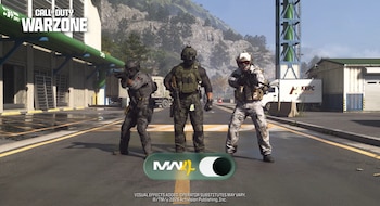 Tres soldados armados con indumentaria táctica en un camino asfaltado, bajo el logotipo del videojuego Call of Duty Warzone