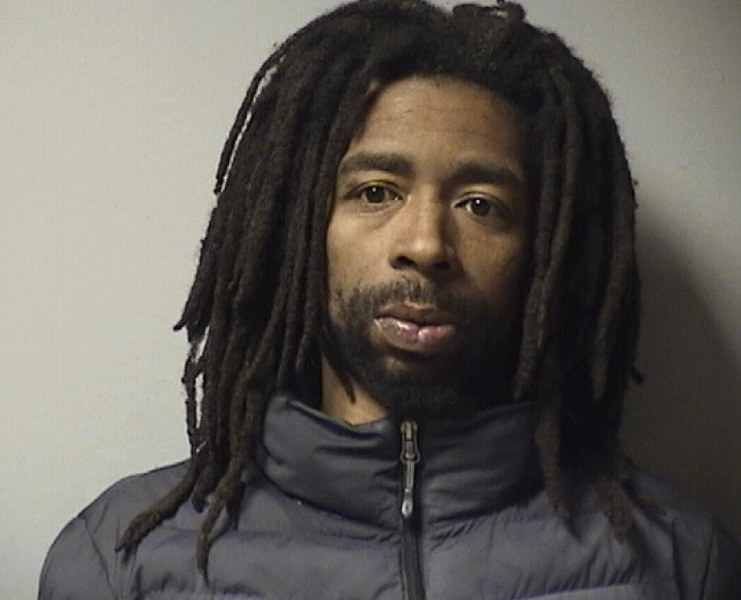 El acusado de empujar a un pasajero en la estación Harlem acumula un amplio historial delictivo y enfrenta cargos graves tras el ataque (Cook County sheriff)